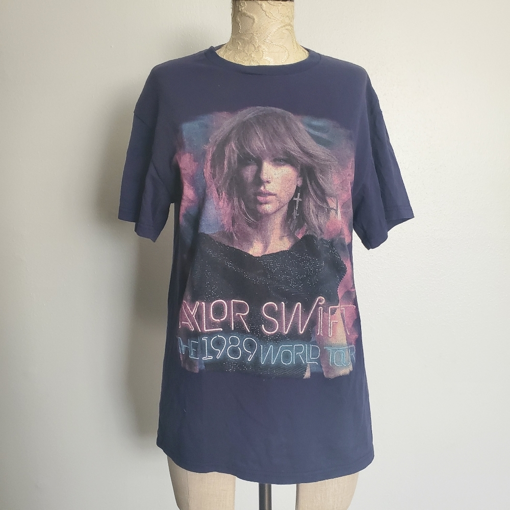 Taylor Swift The 1989 World Tour T-shirt - size M